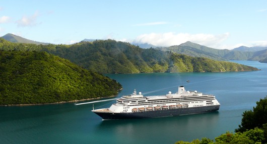 Nuestro buque en Malborough Sounds (Nueva Zelanda) CRUCEROS HOLLAND AMERICA MS VOLENDAM CRUCEROS PACIFICO CRUCEROS AUSTRALIA CRUCEROS ASIA CRUCEROS DE LUJO LUXURY CRUISES ASIA CRUCEROS DE EXPLORACION ITINERARIOS NOVEDOSOS ITINERARIOS DIFERENTES CRUCEROS CRUISES FOR EXPERTS